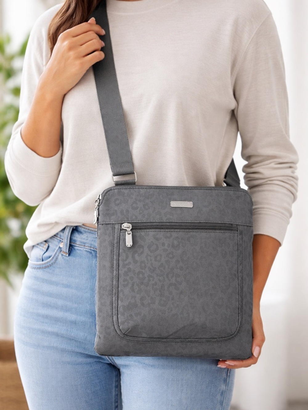 Baggallini Grey Leopard Print Crossbody - Picture 1 of 5